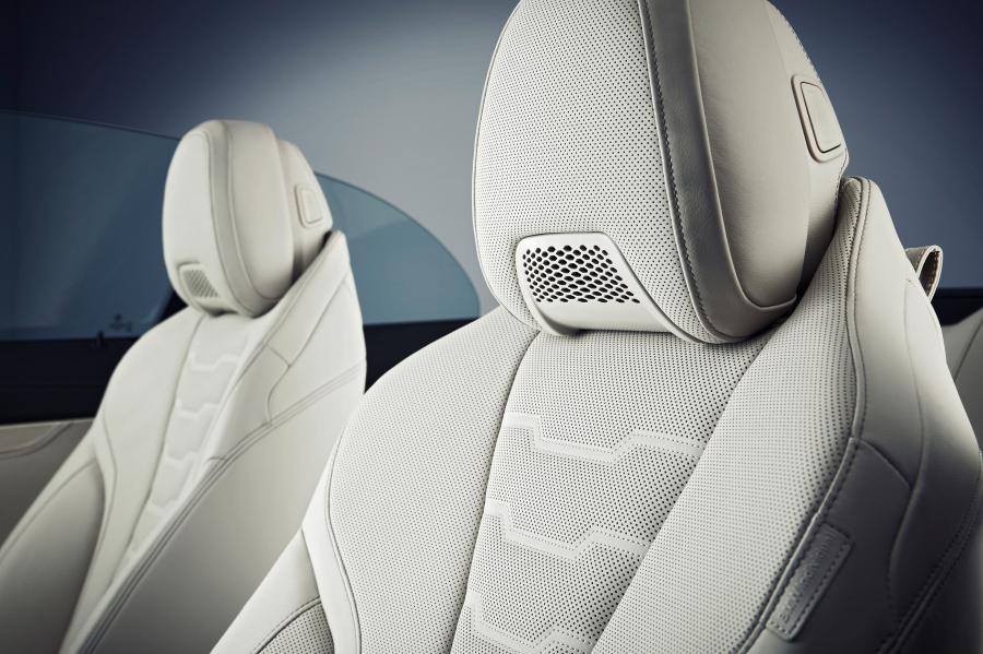 Детали интерьера BMW M850i xDrive Convertible (G14) 2018 года  (WW) (фото 65 из 183)